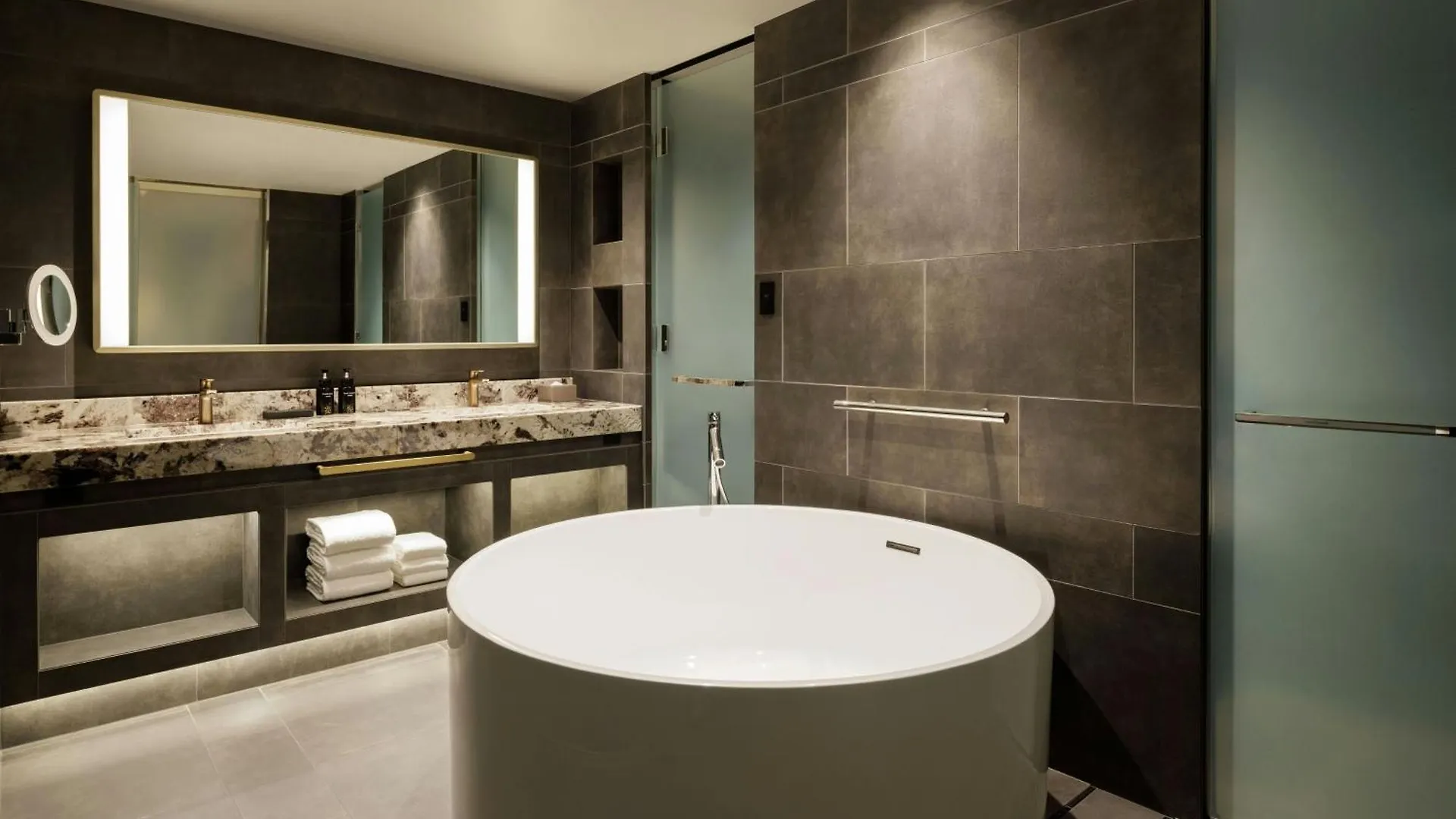 The Osaka Station Hotel, Autograph Collection 5*,  Japonsko